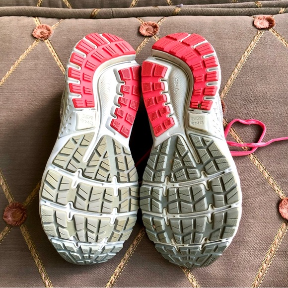 Brooks Ghost Sneakers 11 in Gray Fabric Upper and Pink Trim (7) - Picture 7 of 9